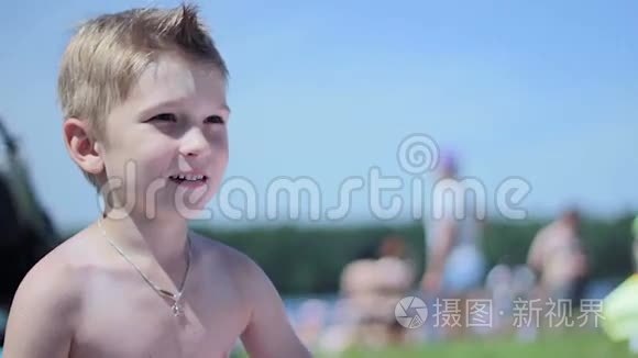 在海滩上描绘一个快乐的小男孩。