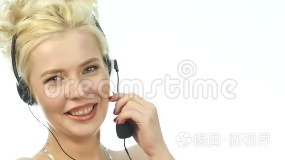 微笑的女人在呼叫中心工作。 耳机电话营销妇女在求助热线上交谈。 4K