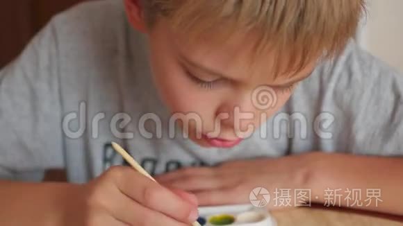 儿童在一张纸上画颜料视频