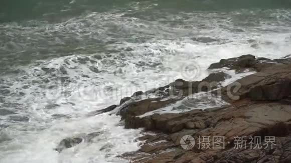 大型风暴波缓慢撞击岩石视频