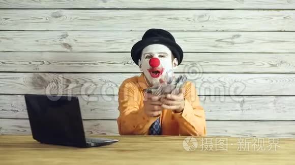 小丑商人在办公室工作视频