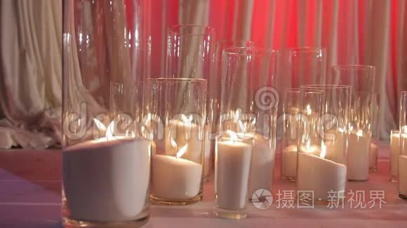 地板上的玻璃蜡烛和白色织物视频