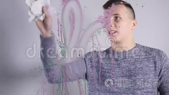 一个人在玻璃白板上画画的特写视频