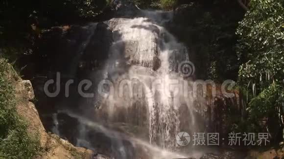 瀑布在风景如画的丛林雨林视频