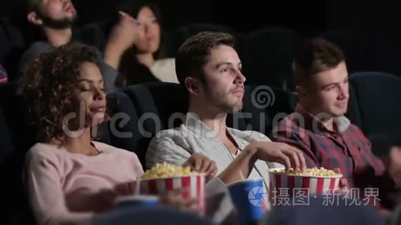 一群看电影的人表现出情感视频