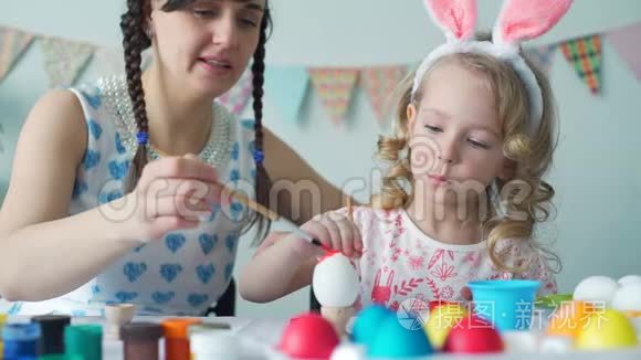 妈妈和小女孩穿复活节彩蛋视频