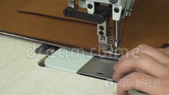 用现代缝纫机缝制皮革产品。