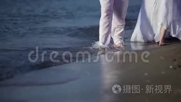 刚结婚的夫妇在海上散步视频