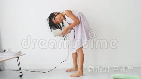 快乐的亚洲女孩手拿吹风机跳舞