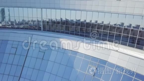 办公楼窗户背景.. 反映在现代办公楼窗户上的建筑物。 建筑物的窗户