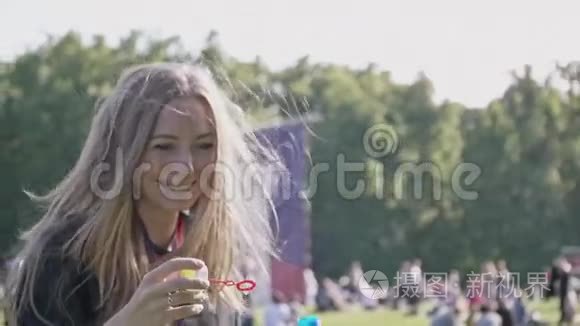 年轻女性制造肥皂泡