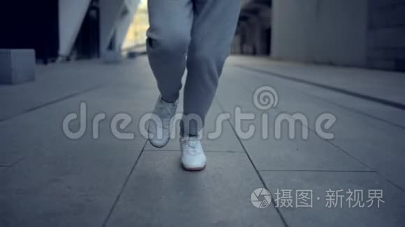 低角度运动男子在城市里跑步