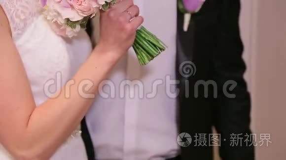 新娘捧着婚礼花束笑了视频