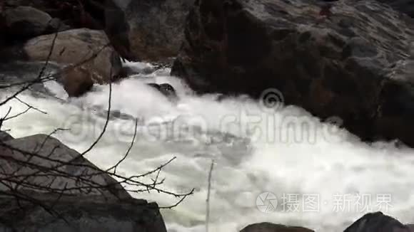 白水流经岩石山河相机潘视频