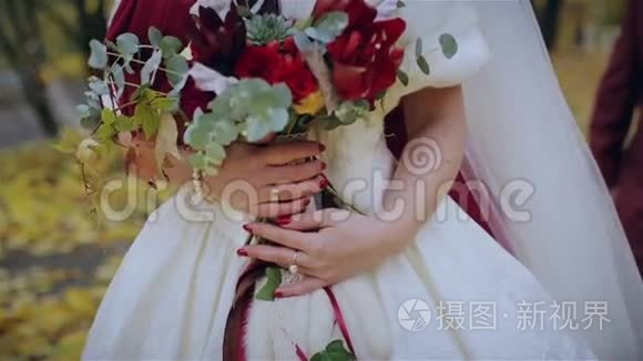 新婚夫妇手中的婚礼花束