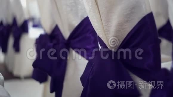 结婚典礼用紫色蝴蝶结的椅子视频