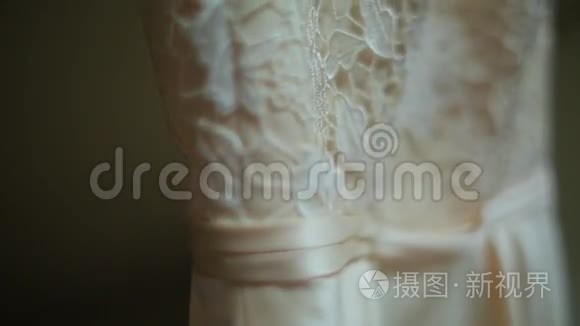 蕾丝婚纱挂在胸前视频