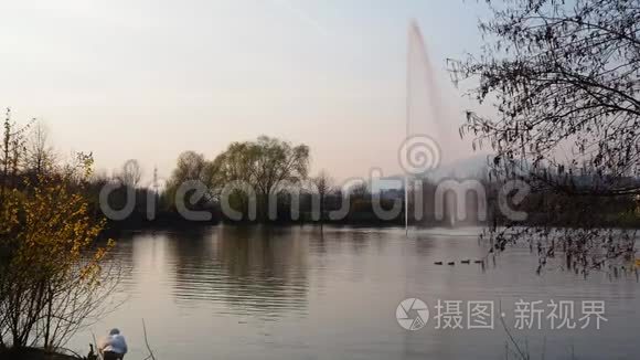 夕阳下公共公园喷泉的美丽景色视频