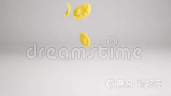 玉米片落在白色表面视频