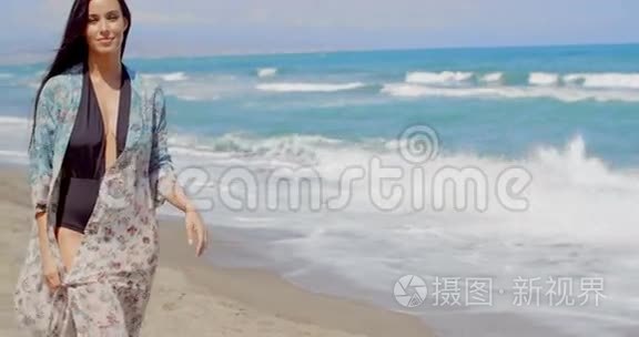 在沙滩上穿着夏装的美女视频