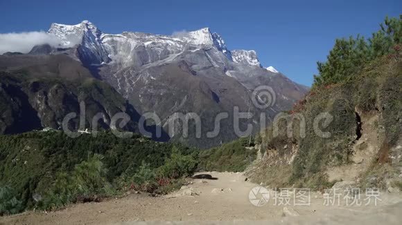 女游客去喜马拉雅山的小径