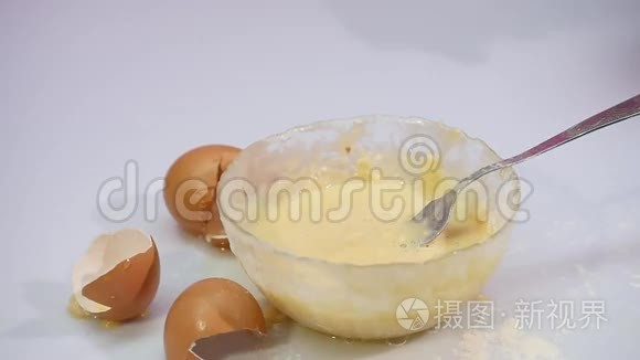 用面粉慢动作把鸡蛋打碎视频