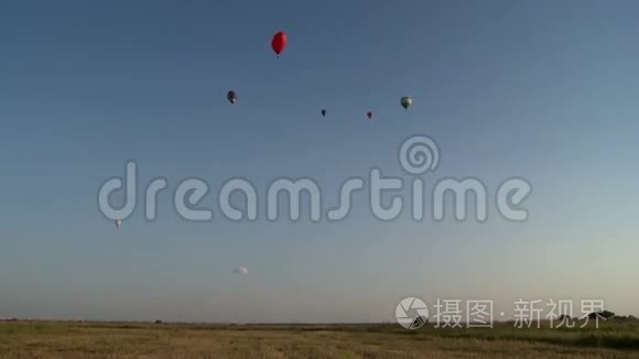 晴天野外热气球节视频