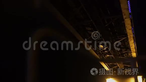 在喜庆的大桥下的夜景视频