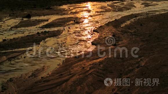 带着夕阳的光流向大海视频