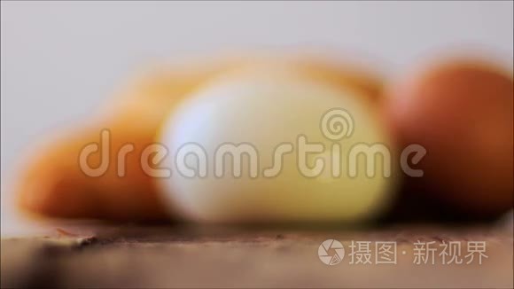 桌上鸡蛋背后的大型红宝石视频