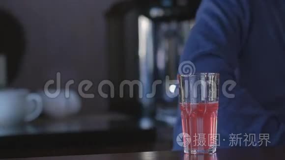 酒保在玻璃特写镜头里倒一杯鸡尾酒