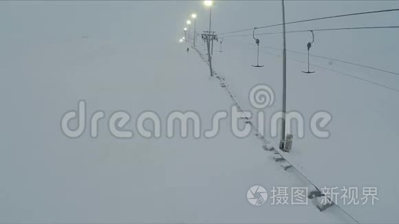 滑雪缆车和灯柱的空中视频
