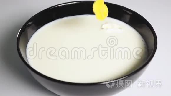 用牛奶把玉米片倒入碗里视频