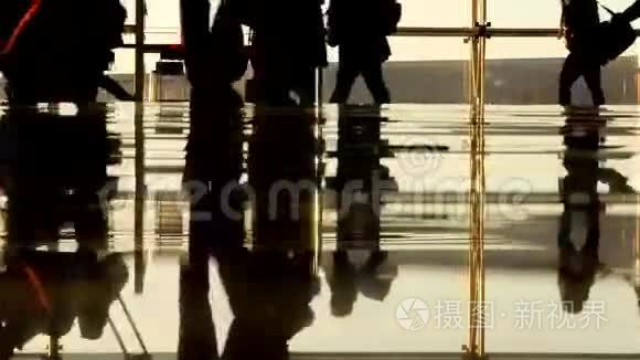 在机场航站楼内行走的乘客视频