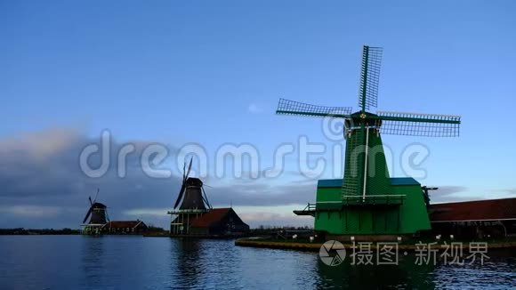 美丽的历史风车在ZaanseSchans，荷兰