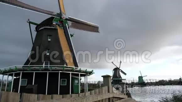 美丽的历史风车在ZaanseSchans，荷兰