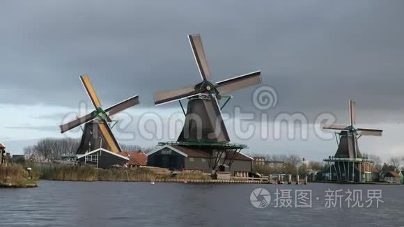 美丽的历史风车在ZaanseSchans，荷兰