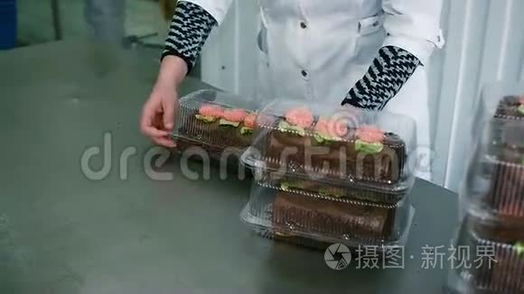 女人打包糕点盒视频
