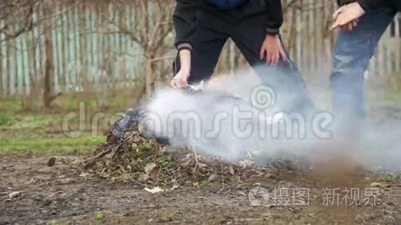 在自家小区内焚烧花园内的杂物，树叶，小树，杂草.. 慢动作