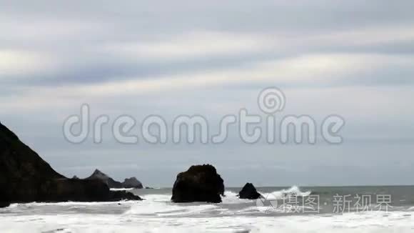 掀起海浪飞越天空乌云落基高地视频