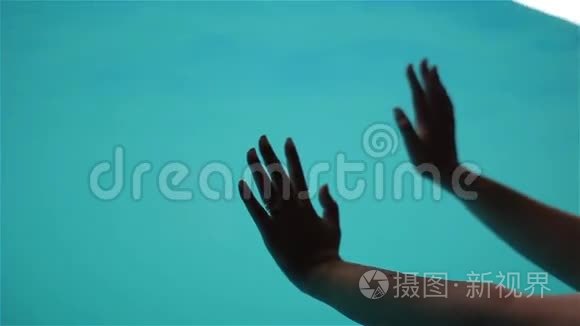 小女孩用水把手伸向池壁视频