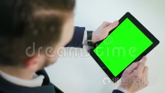 一个使用绿色屏幕的i垫的人