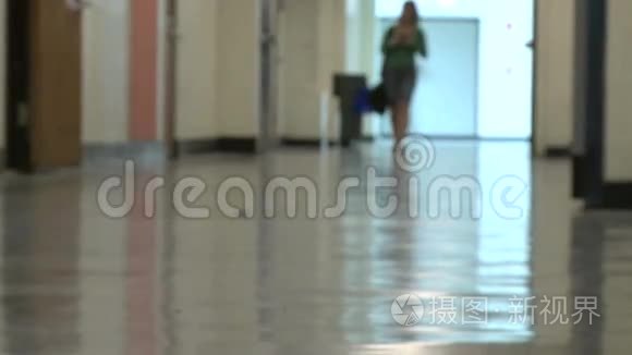 一个学生走在走廊上（2/3）