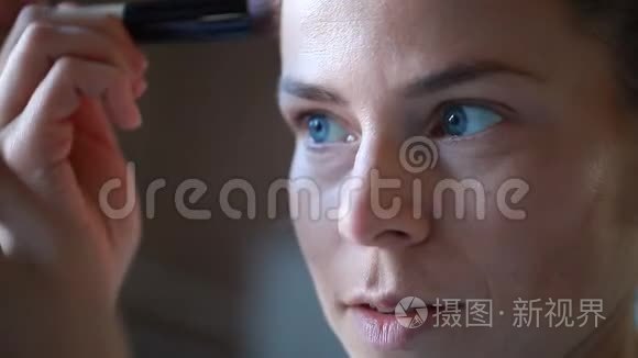 女人正在用刷子化妆视频