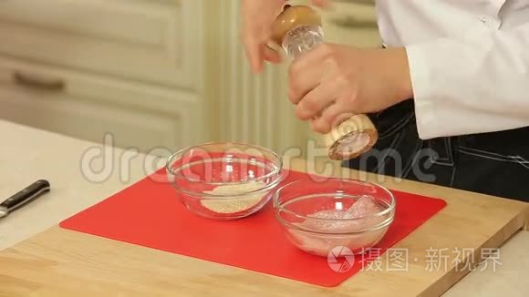 芝麻面包鸡胸肉生片视频