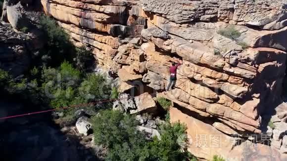 男子乘坐绳索在岩石山脉上行走4k