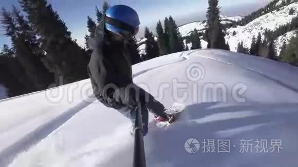 滑雪者骑在雪山上视频