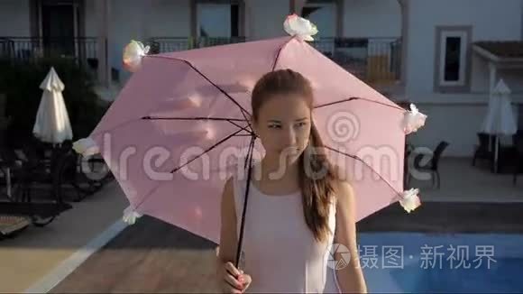 雨伞下散步的小女孩视频