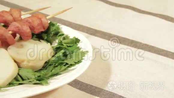 土豆串串上的香肠和草药视频