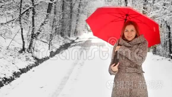 带着红色雨伞的女人视频